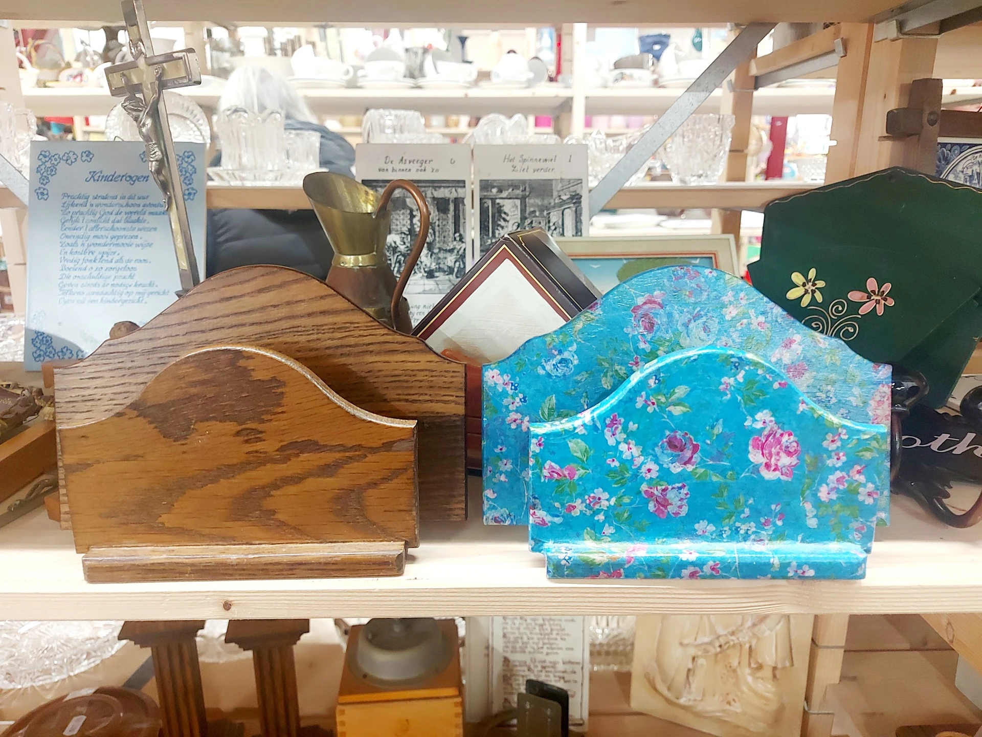 Twee huisvorming houtenboxen op een plank, links naturel hout, rechts turquoise met bloemenpatroon