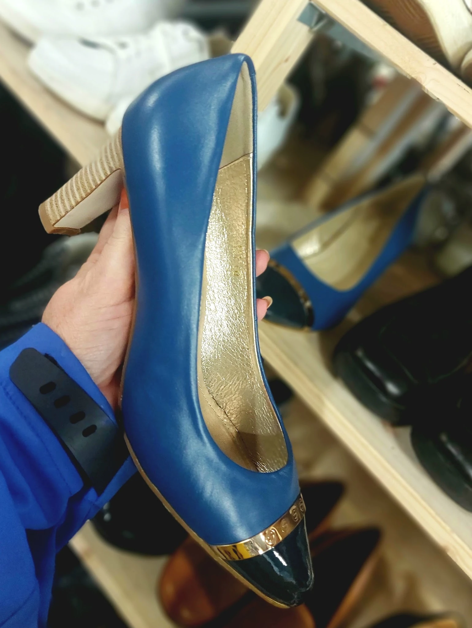 Blauwe schoen met gouden binnenzijde, close-up van de schachtrand