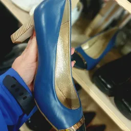 Blauwe schoen met gouden binnenzijde, close-up van de schachtrand