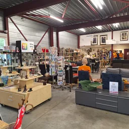 Winkelvloer van kringloopshop met stellingen, meubels, huishoudartikelen en diverse tweedehandsartikelen uitgestald