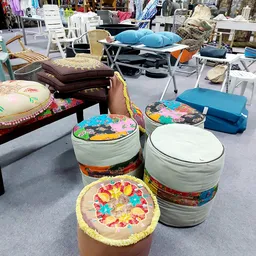 Verzameling zitpoefjes en kussens met verschillende kleuren en patronen in de winkel