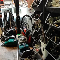 Verzameling tweedehands huishoudelijke apparaten en elektrische gereedschappen op de winkelvloer