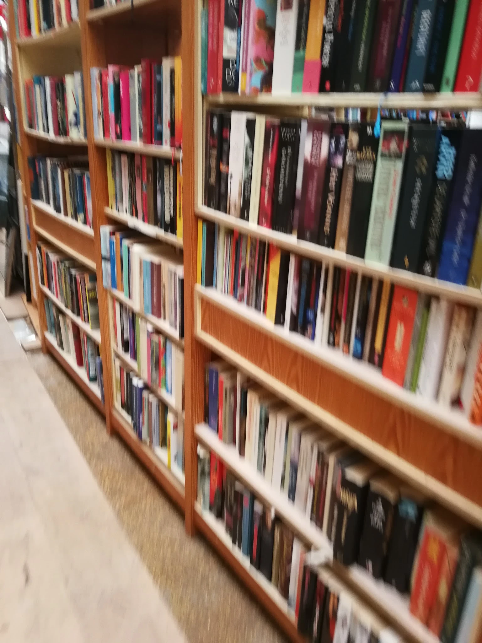 Houten boekenkasten met CDs en DVDs netjes uitgestald in rijen