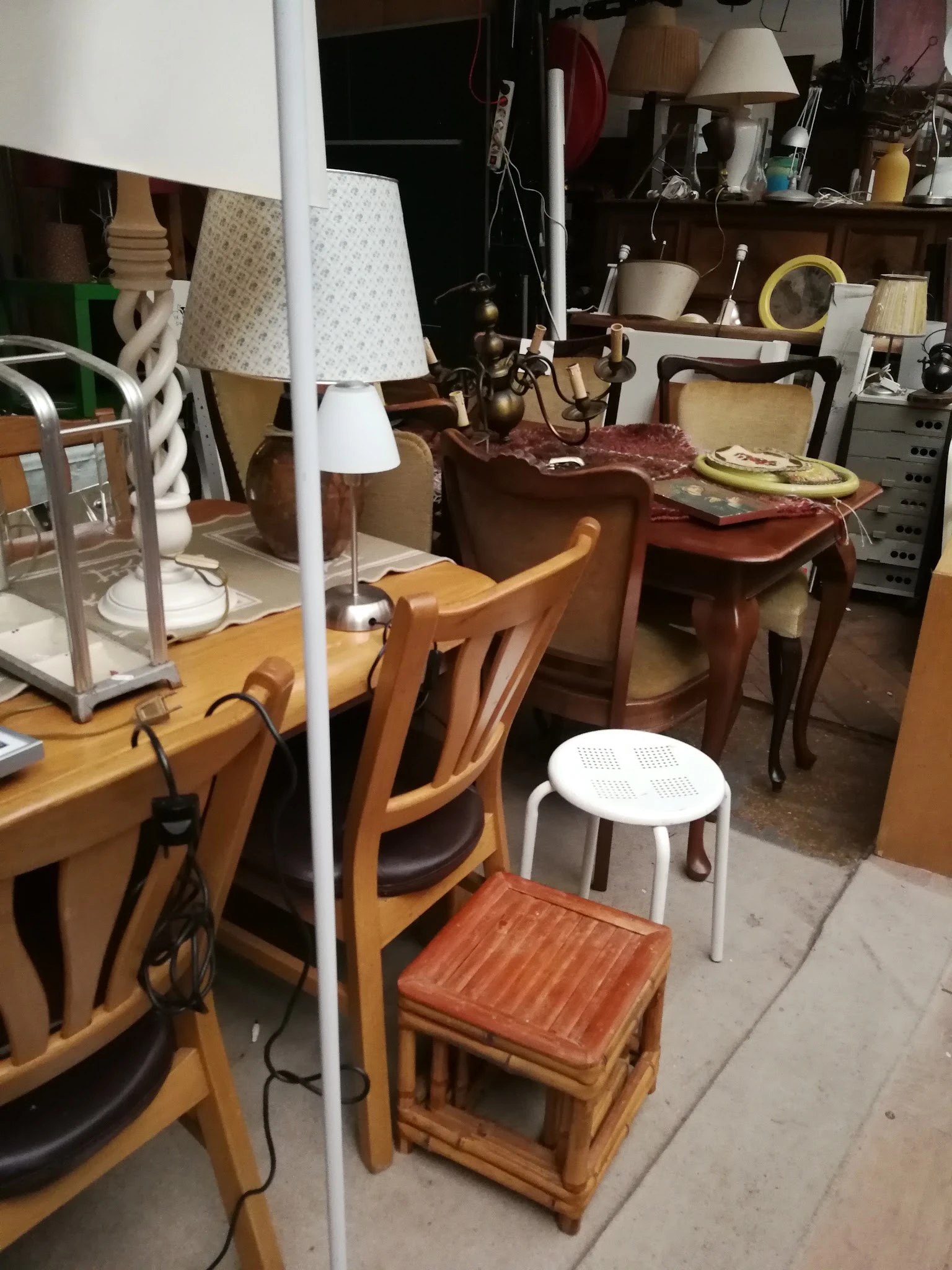 Winkelinterieur met houten stoelen, lampen, meubels en diverse huishoudartikelen