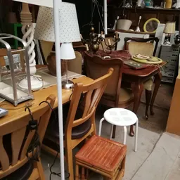 Winkelinterieur met houten stoelen, lampen, meubels en diverse huishoudartikelen