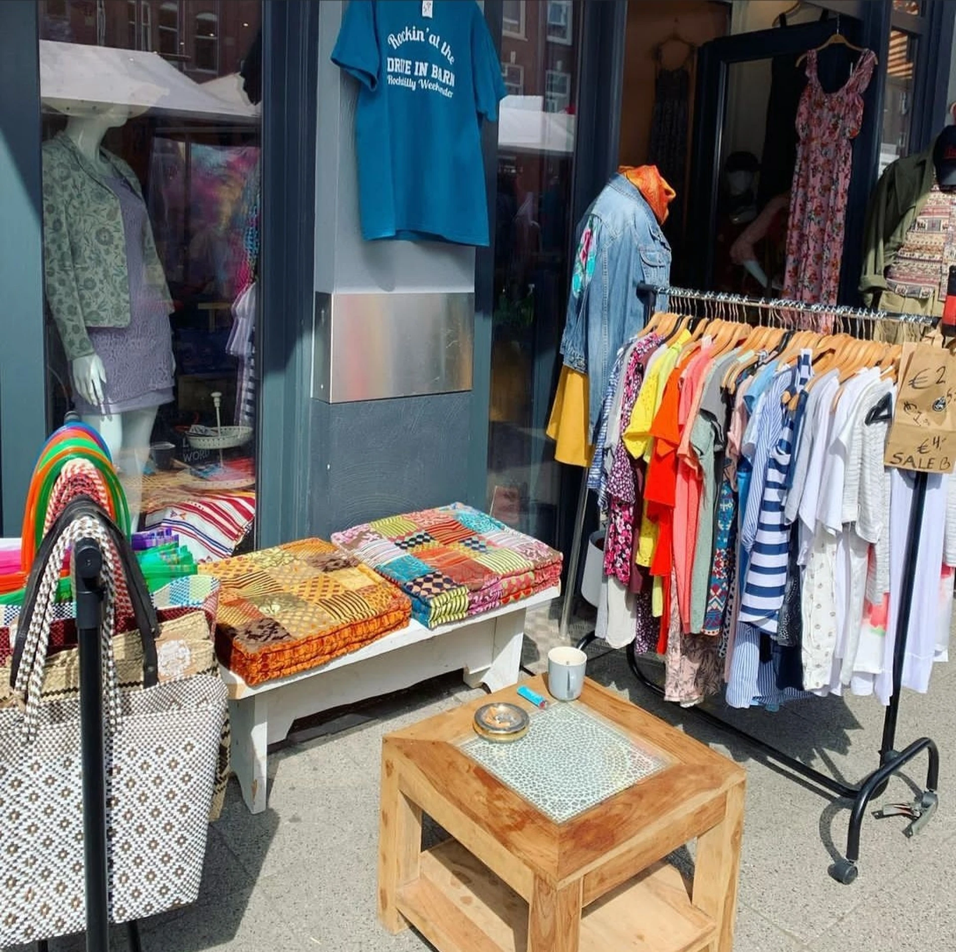 Kringloopwinkel Relove Outlet in Amsterdam met tweedehands games, planten en rolstoeltoegankelijke ingangen