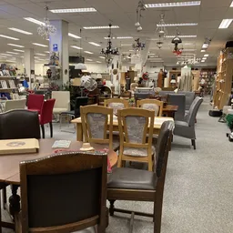 Winkelvloer met meubels, stoelen, tafels en boekenkasten in een kringloopwinkel