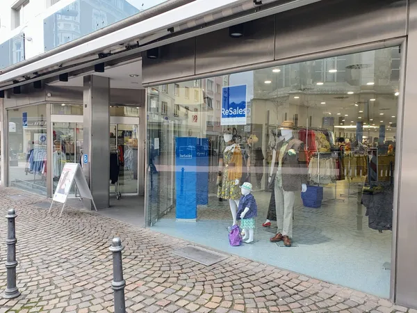 Winkelfront van ReSales aan Grosskölnstraße met grote glazen pui, etalage met kledingmanequins en blauwe 'ReSales' bord