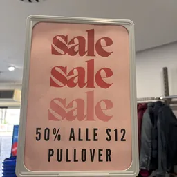 Promotionele poster met 'sale' tekst en aanbod '50% alle S12 pullovers'