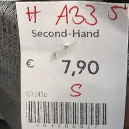 Prijssticker met 'Second Hand' en prijs €7,90 op kledingstuk