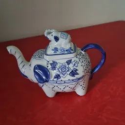 Blauw-wit porseleinen theepot in olifantvorm met decoratief patroon