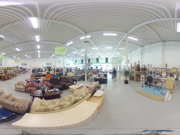 Ruim kringloopwinkelinterieur met banken, fauteuils en meubels op display