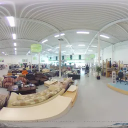 Ruim kringloopwinkelinterieur met banken, fauteuils en meubels op display