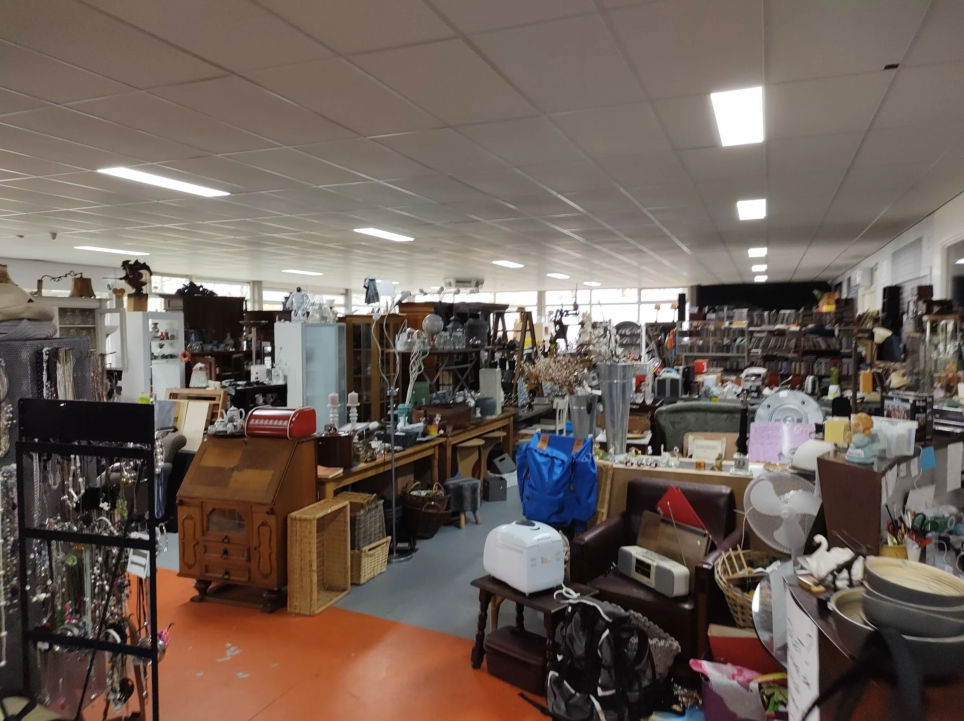 Kringloopwinkel Restore "Wullie hen't" in Barneveld met tweedehands huishoudelijke apparaten, keukengerei en meubels