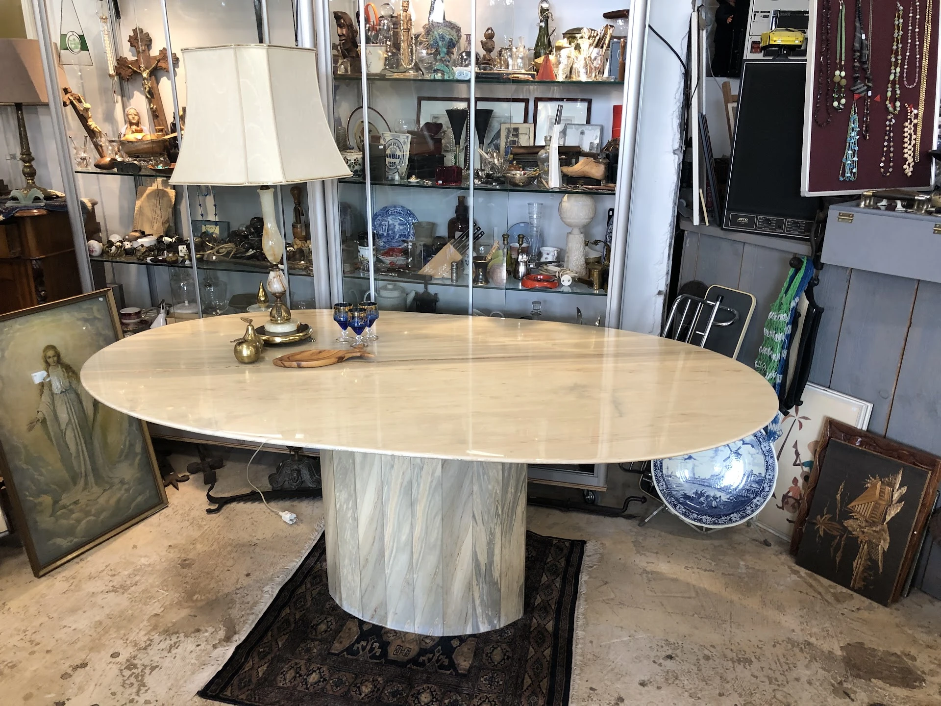 Kringloopwinkel riesruimt in Nijmegen met tweedehands boeken, eettafel en kinderspeelgoed