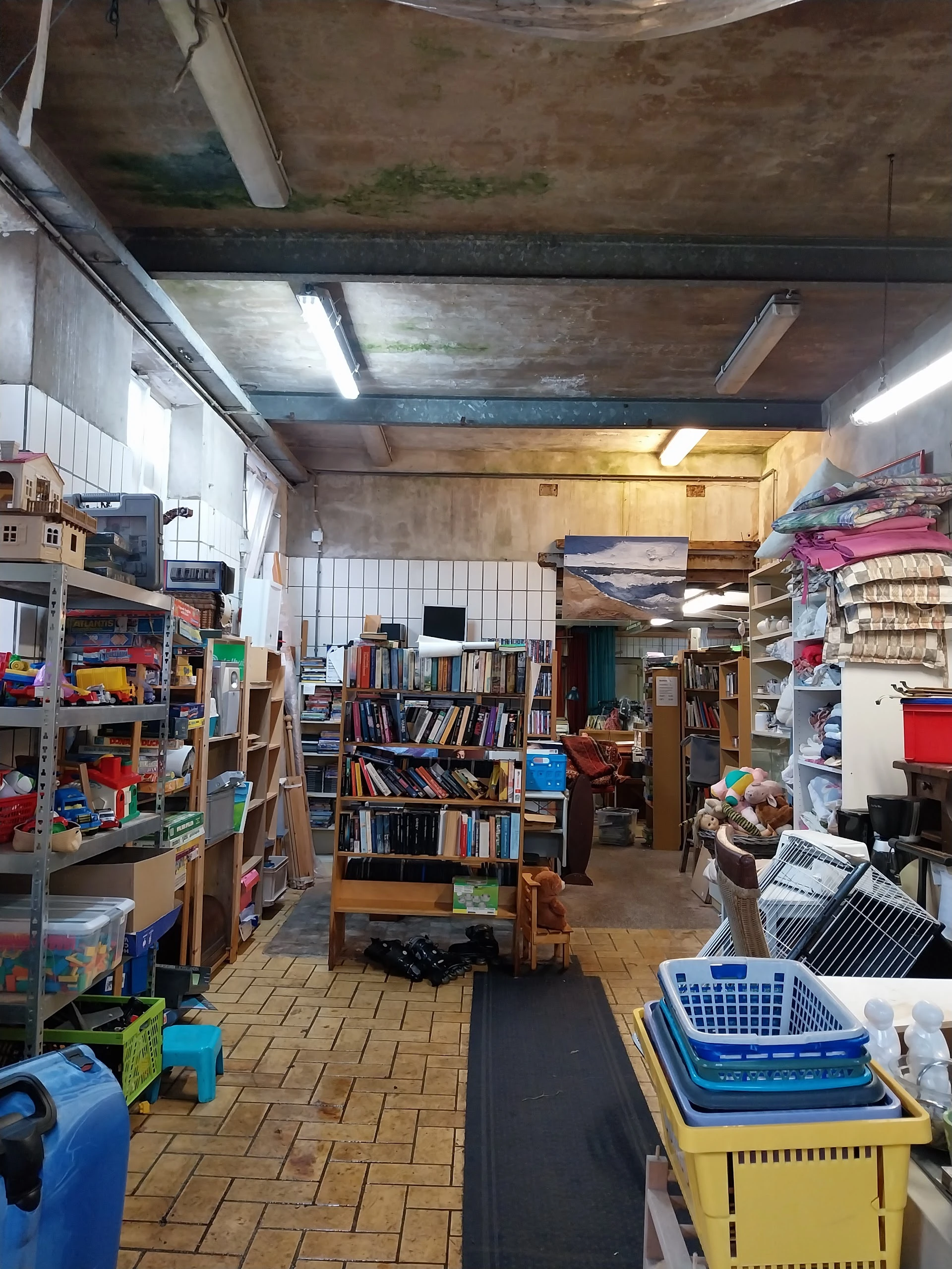 Kringloopwinkel Ringloop in Epe met tweedehands elektronica, kasten en kleding