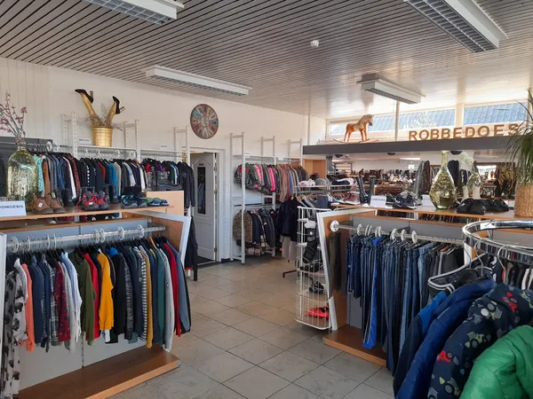 Kringloopwinkel Robbedoes kleding 'zo goed als nieuw' in Heino