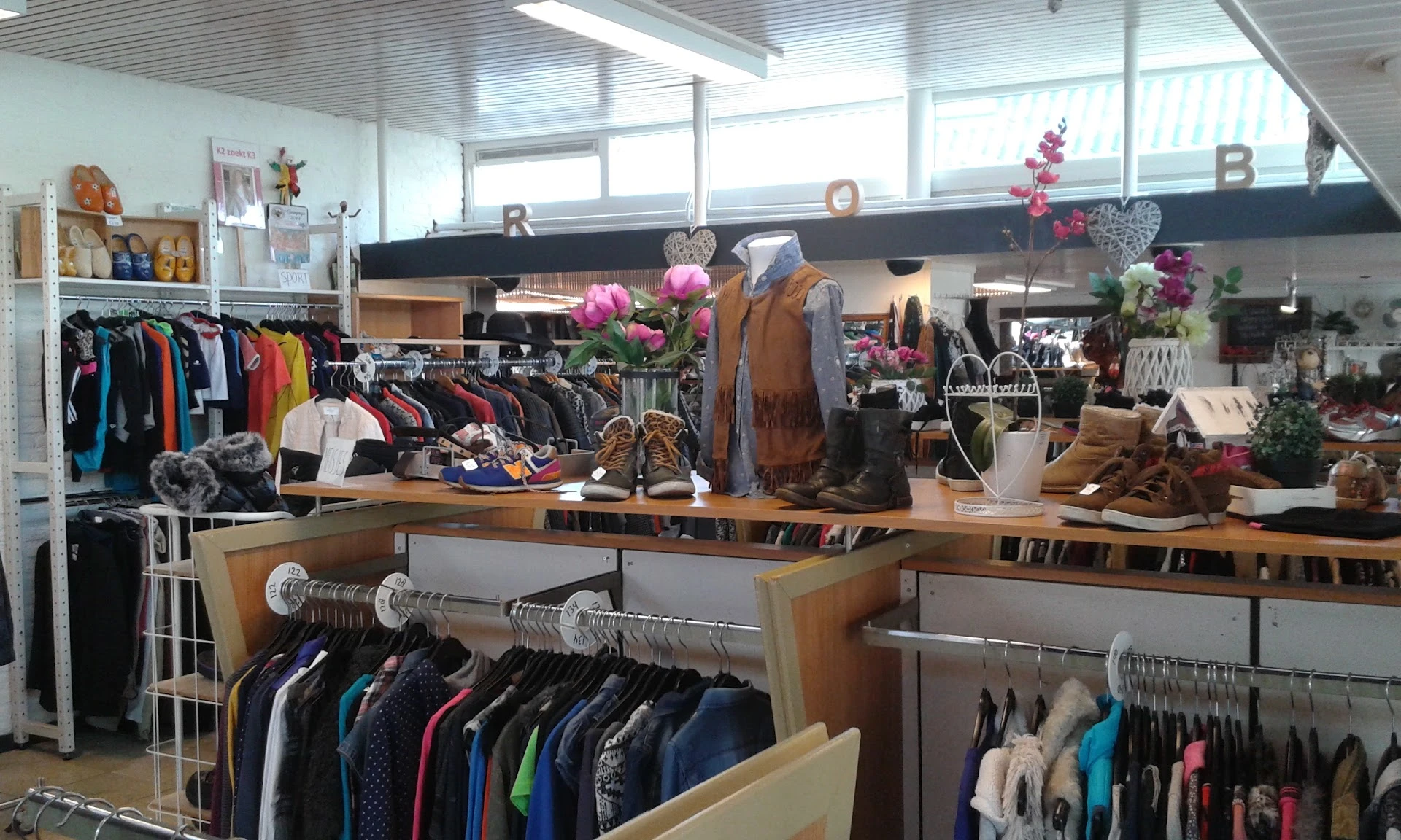 Robbedoes kleding 'zo goed als nieuw' in Heino met tweedehands meubels en kleding