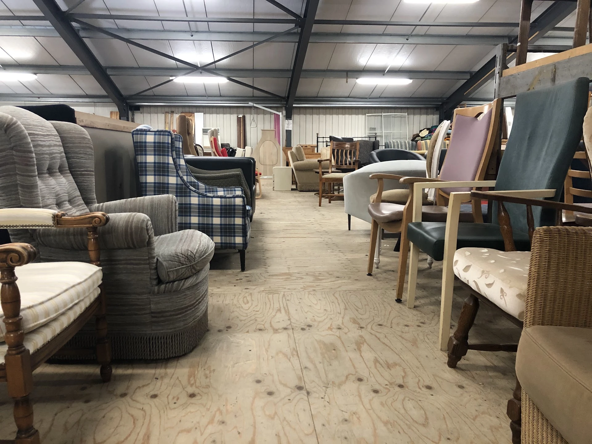 Kringloopwinkel Roemenieschuur Grijpskerke in Grijpskerke met tweedehands bedden, boeken en gereedschappen