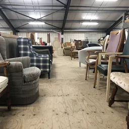 Winkelvloer met uitgestalde meubels zoals fauteuils, stoelen en bedden in een groot warenhuis