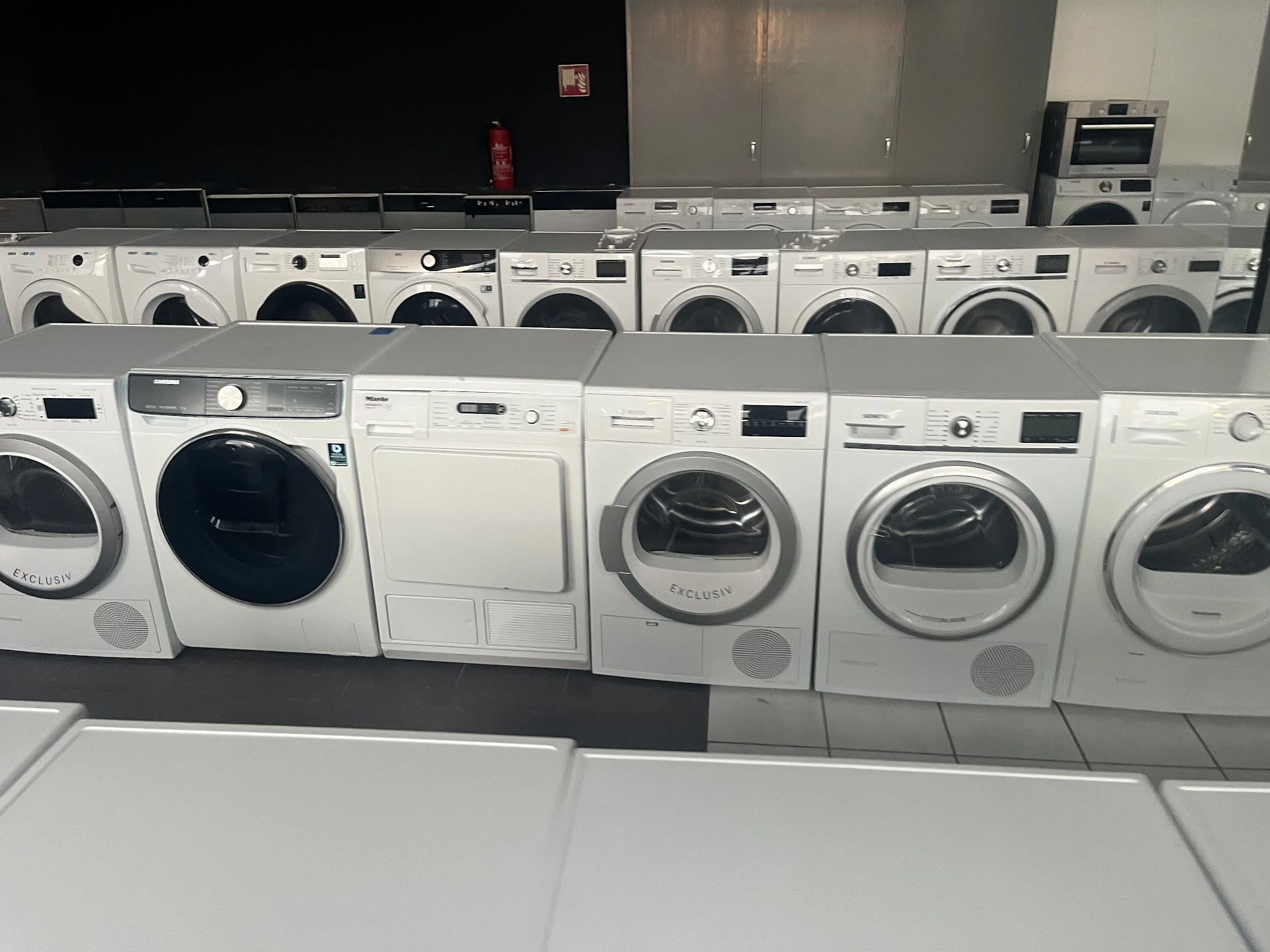 Kringloopwinkel Roko Trading in Oudenbosch met tweedehands elektronica, kasten en kleding