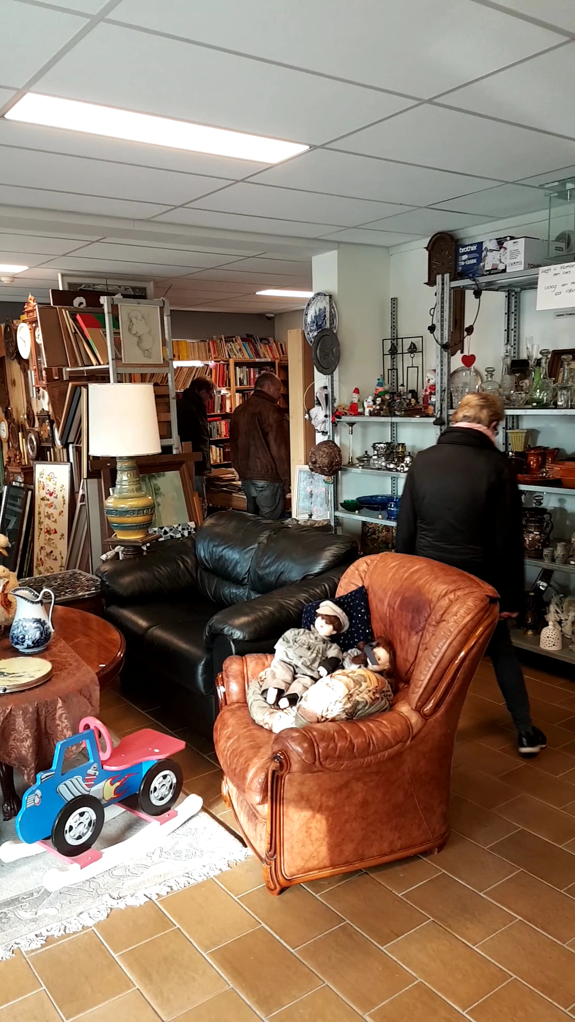 Kringloopwinkel Rommel of Rijkdom in Deurne met tweedehands boeken, gereedschappen en huis- en inrichting