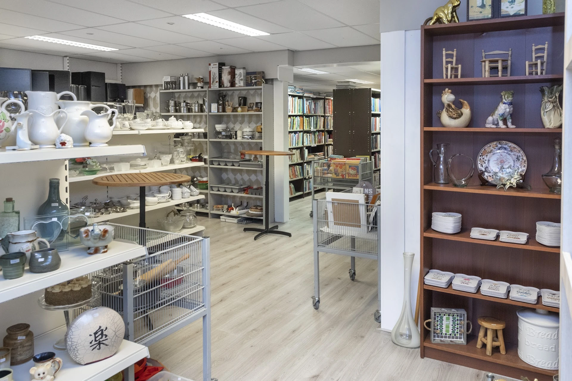 Kringloopwinkel Rommelmarkt Caecilia & N.H.Kerk in Scherpenzeel met tweedehands antiek, boeken en elektronica