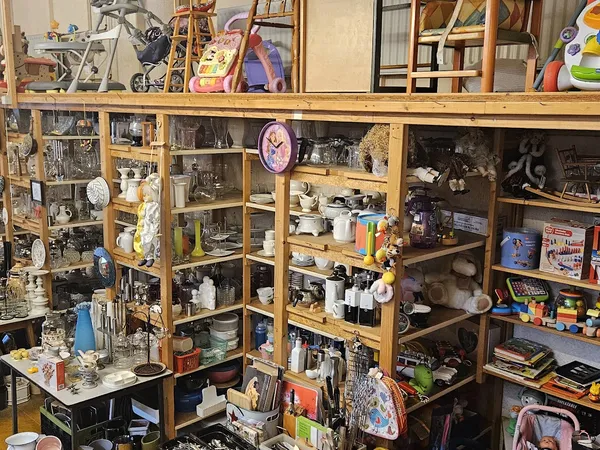 Kringloopwinkel Kringloopwinkel Rommelmarkt De Coppelstock in Brielle