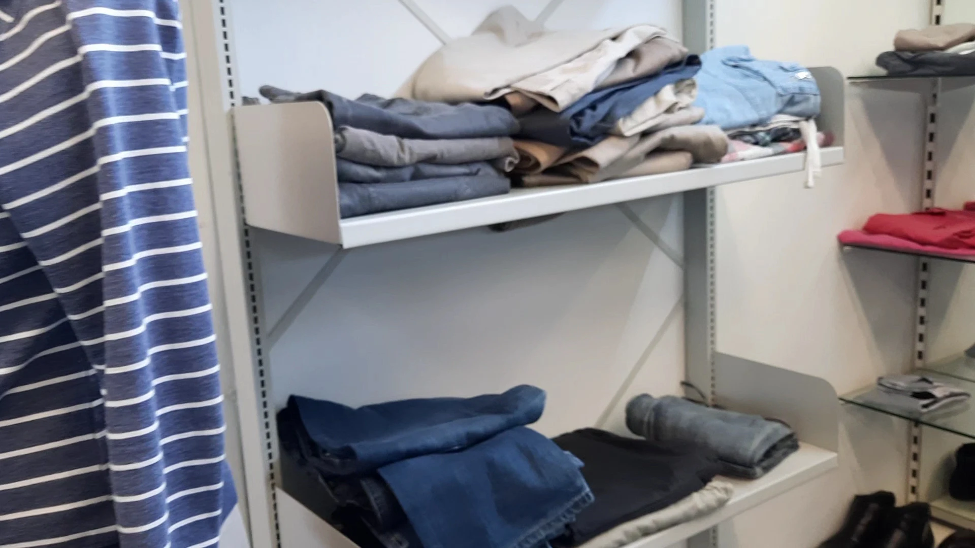 Ruilwinkel Zierikzee in Zierikzee met tweedehands meubels en kleding