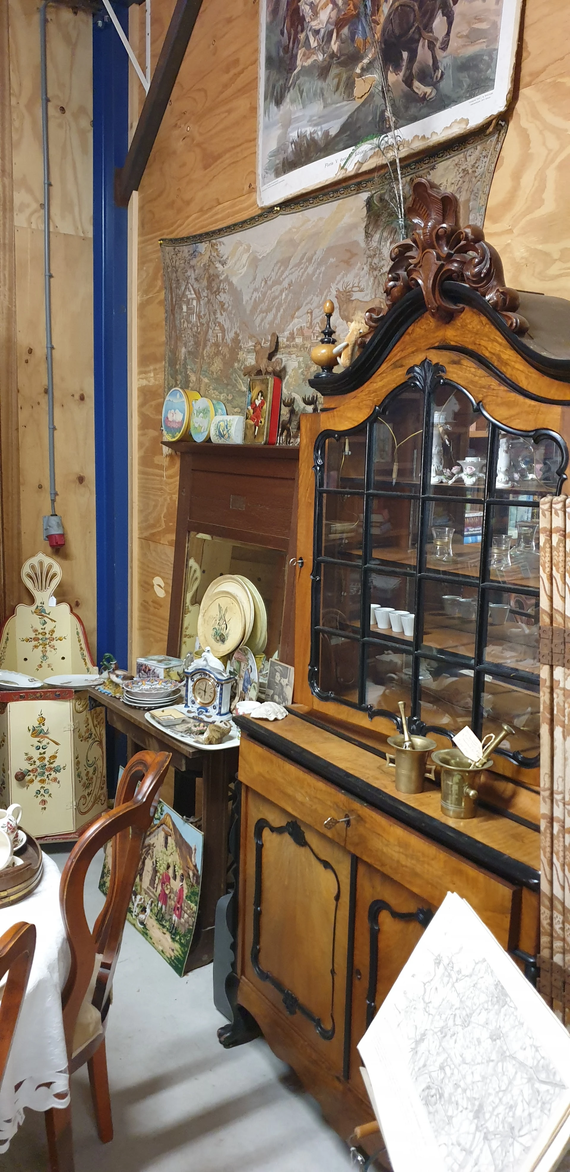 Kringloopwinkel Saartje in Hijken met tweedehands boeken, huishoudelijke apparaten en kleding