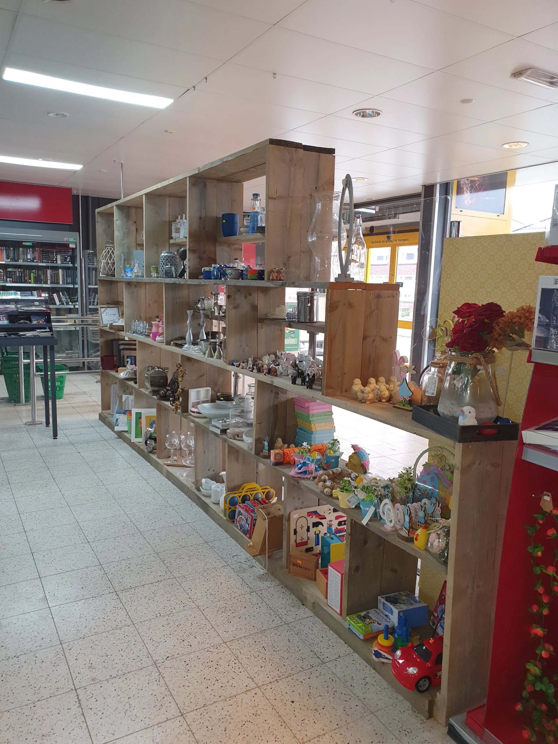 Saskraam Kringloop in Enschede met tweedehands meubels en kleding