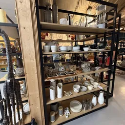 Stellingkast met keramische servies, schalen, kannen en huishoudelijke artikelen netjes uitgestald