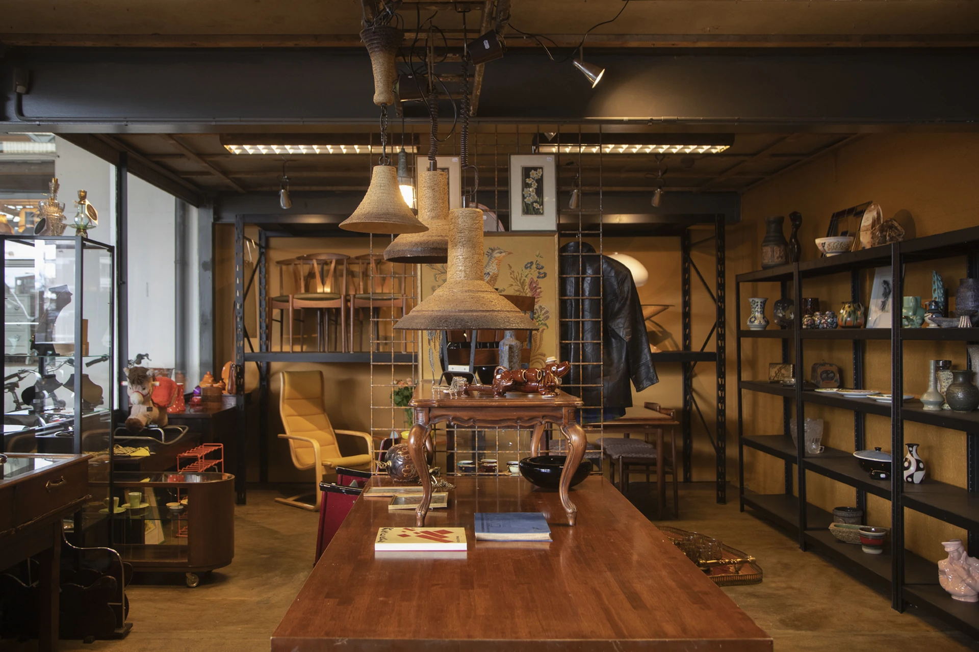 Kringloopwinkel Schatkamer in Zwolle met tweedehands elektronica, huishoudelijke artikelen en kleding