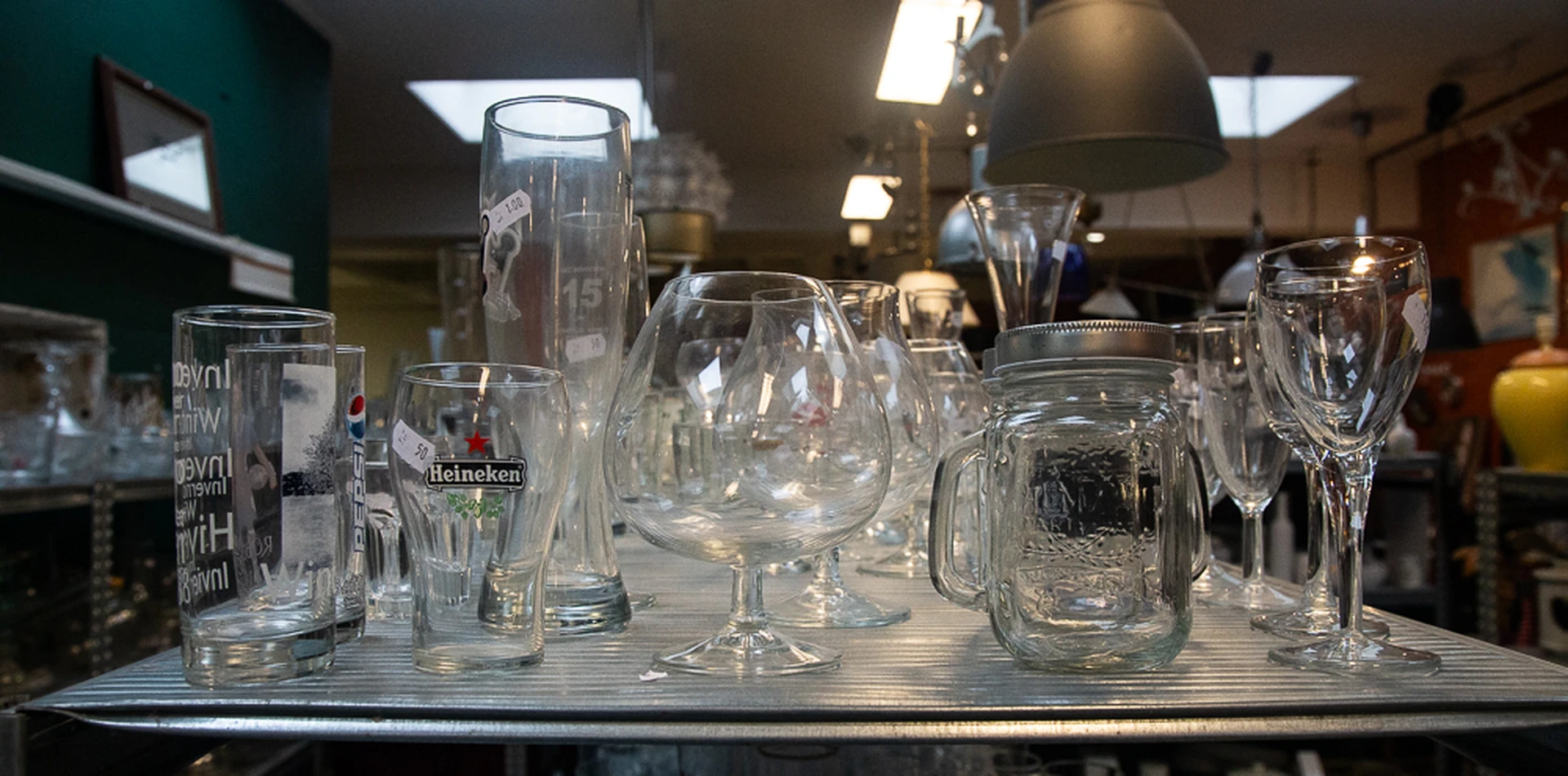 Schroeder Kringloop Holland Fahrenheitstraat in Den Haag met tweedehands cd's, elektronica en kleding