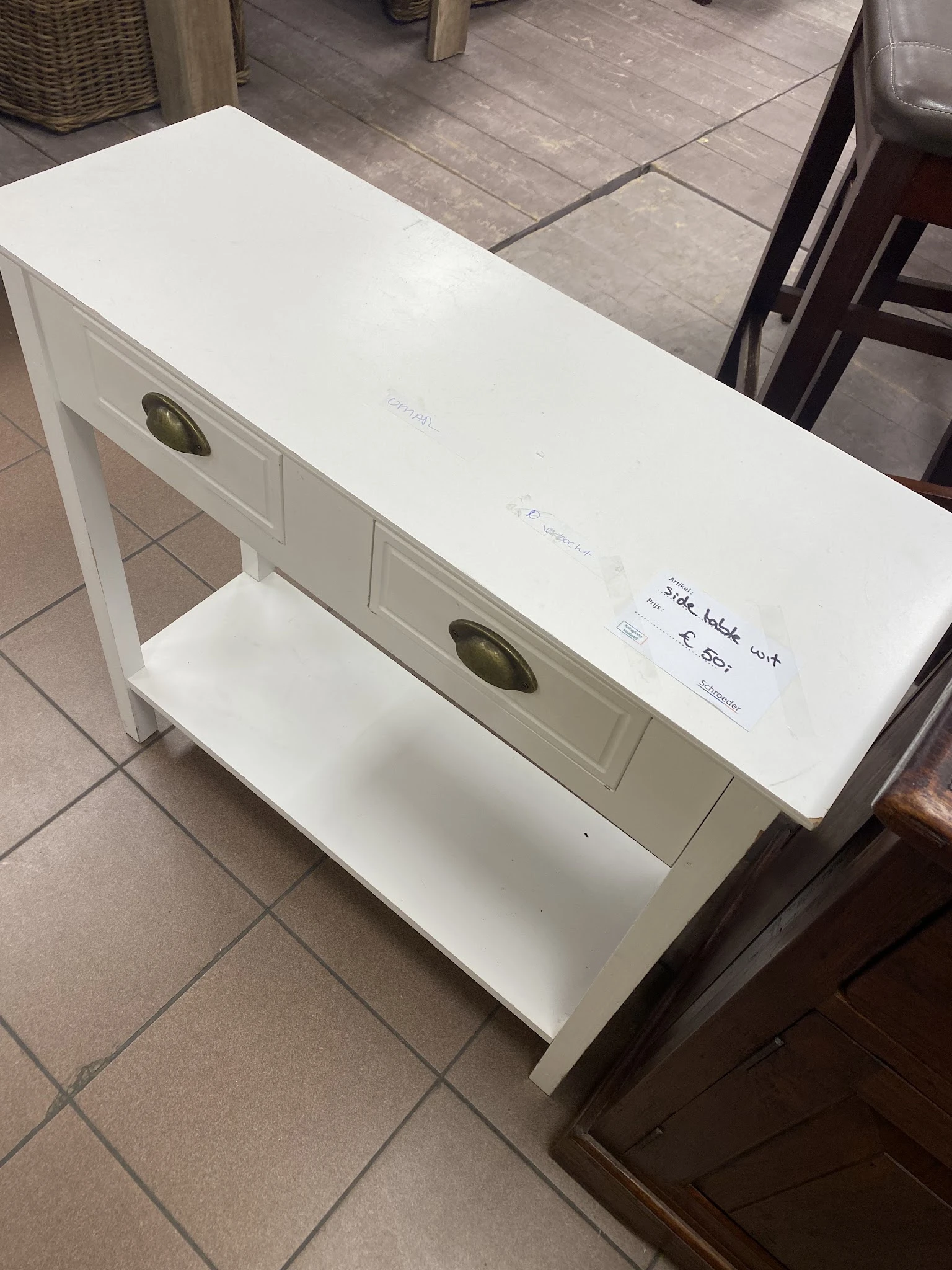 Witte houten kast of console tafel met twee laden en twee ronde handgrepen, met een handgeschreven prijskaartje