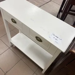Witte houten kast of console tafel met twee laden en twee ronde handgrepen, met een handgeschreven prijskaartje
