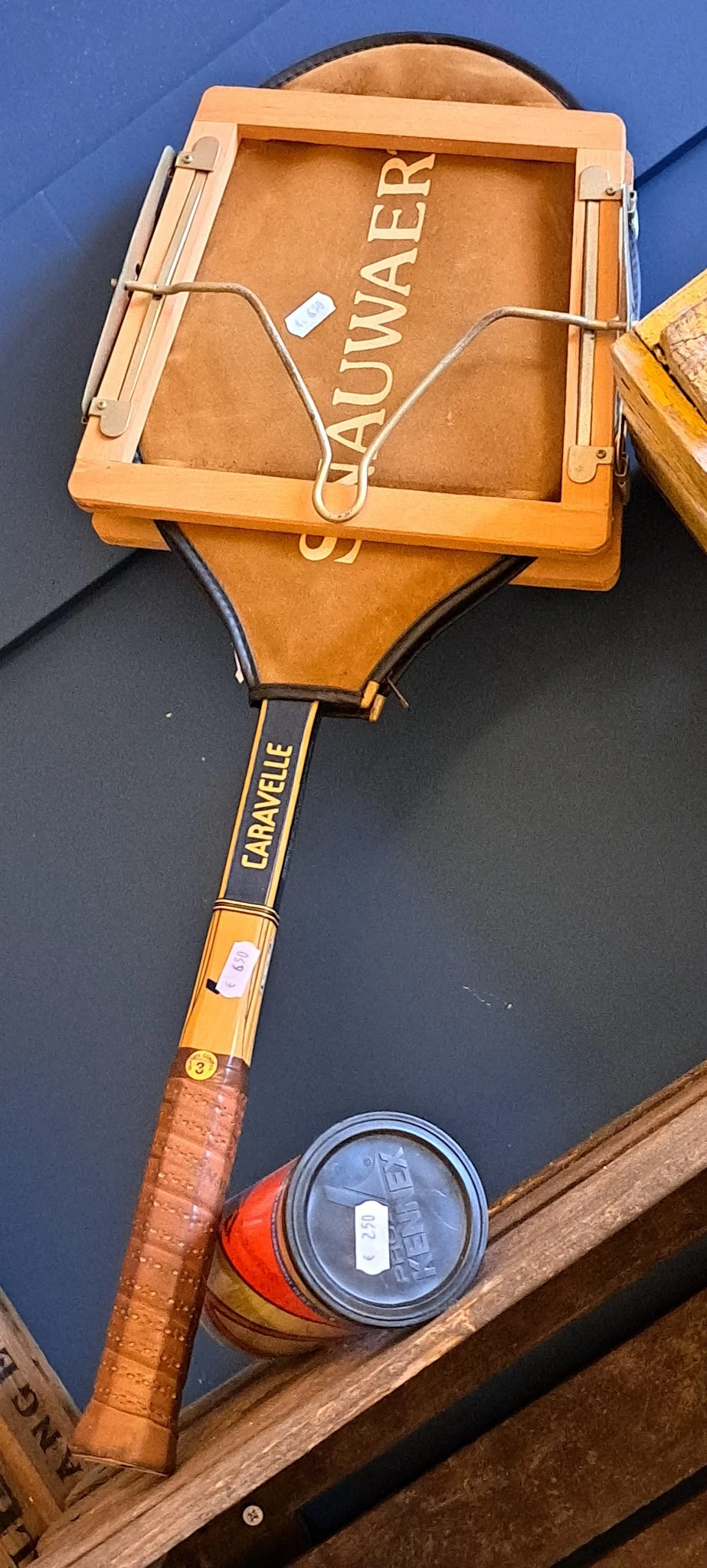Close-up van een oranje en zwarte Caravelle-brandcard met geelgouden letters op het handvat