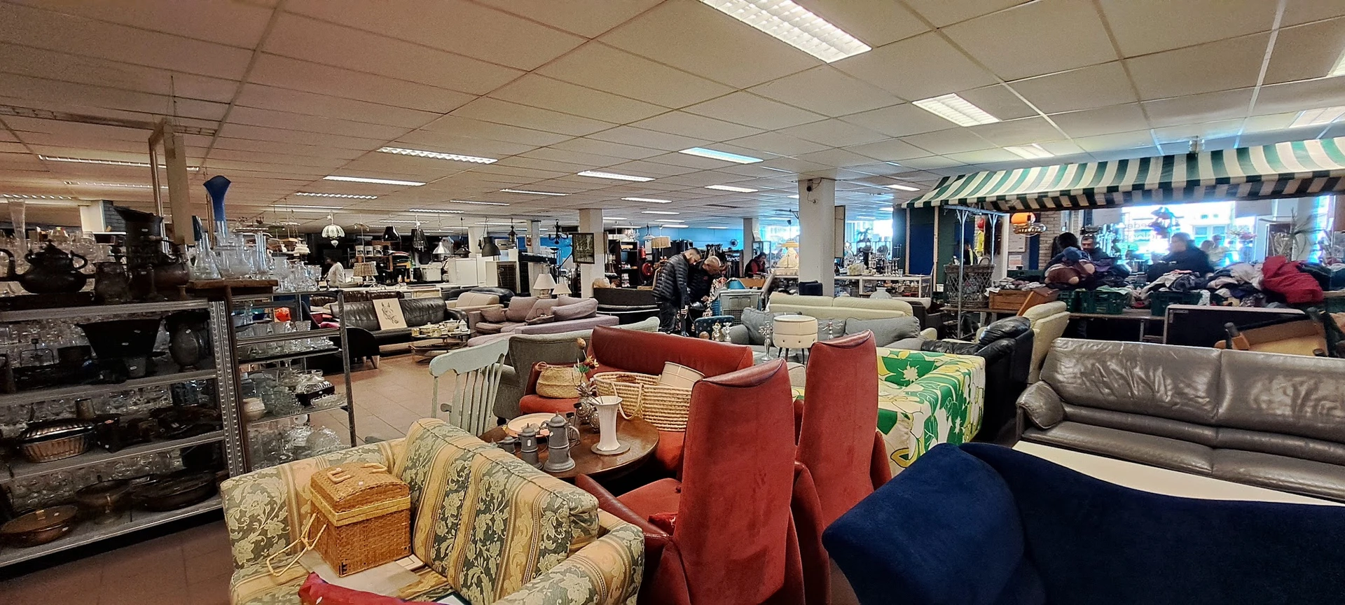 Winkelvloer met diverse meubels en zithoeken in een kringloopwinkel