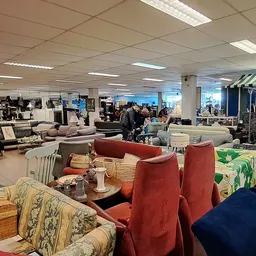 Winkelvloer met diverse meubels en zithoeken in een kringloopwinkel