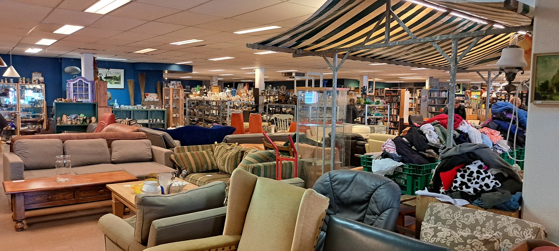 Winkelvloer met diverse meubels, fauteuils, banken en huisraad uitgestald
