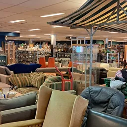 Winkelvloer met diverse meubels, fauteuils, banken en huisraad uitgestald