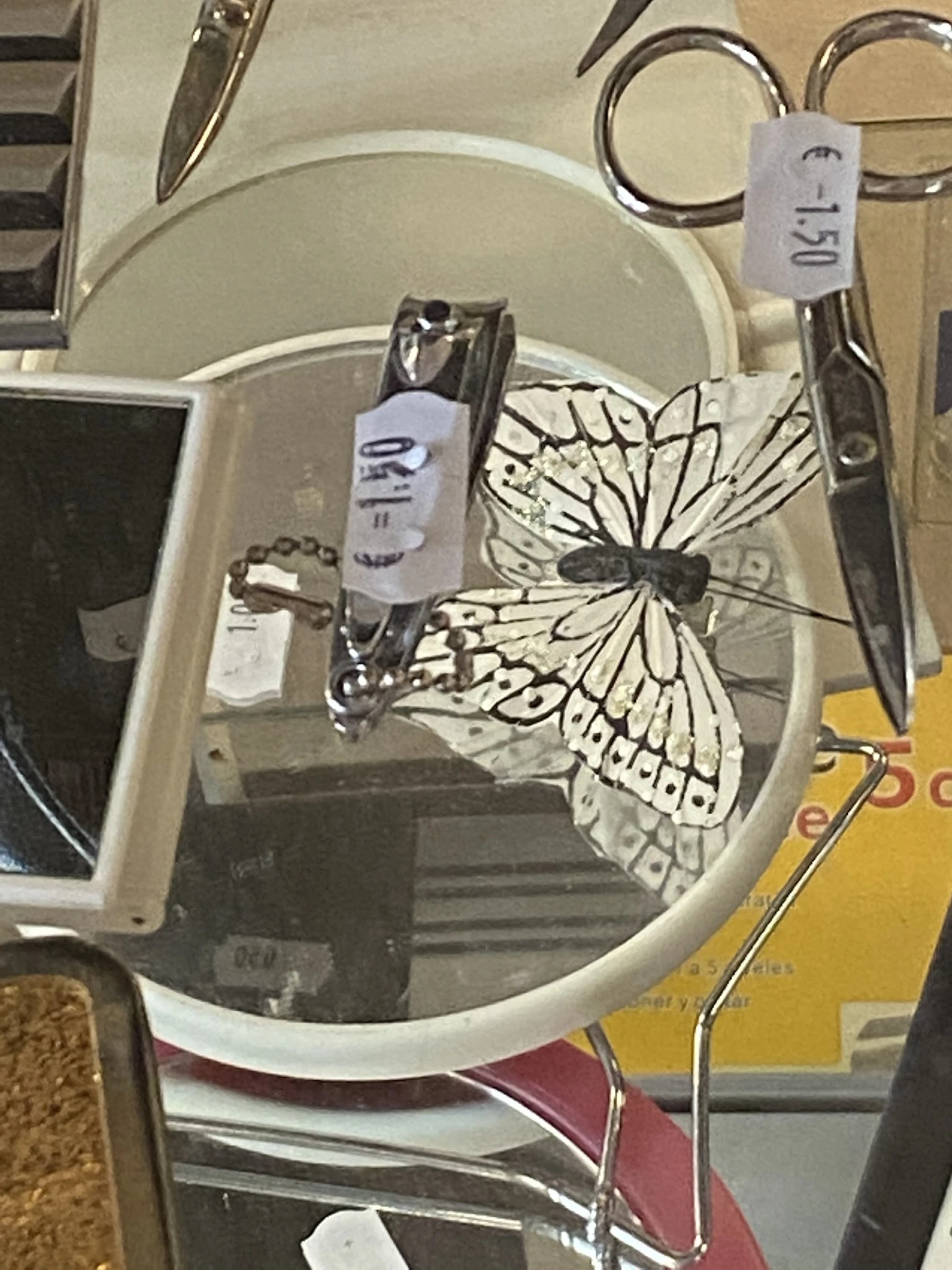 Tweedehands kappersmachine en decoratieve vlinderdecoratie in vitrine