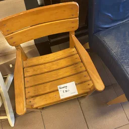 Houten stoel met armleuningen en horizontale latten, voorzien van een prijskaartje van €50