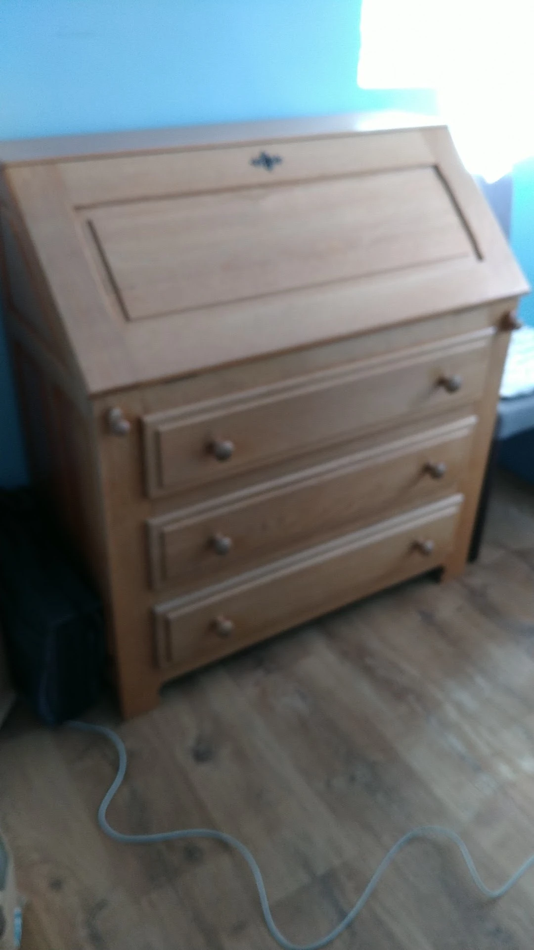 Houten commode met vier laden en knoppen, natuurlijke houtkleur