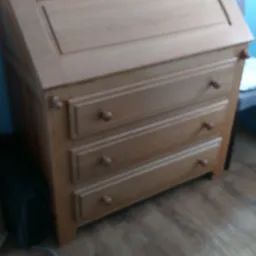 Houten commode met vier laden en knoppen, natuurlijke houtkleur