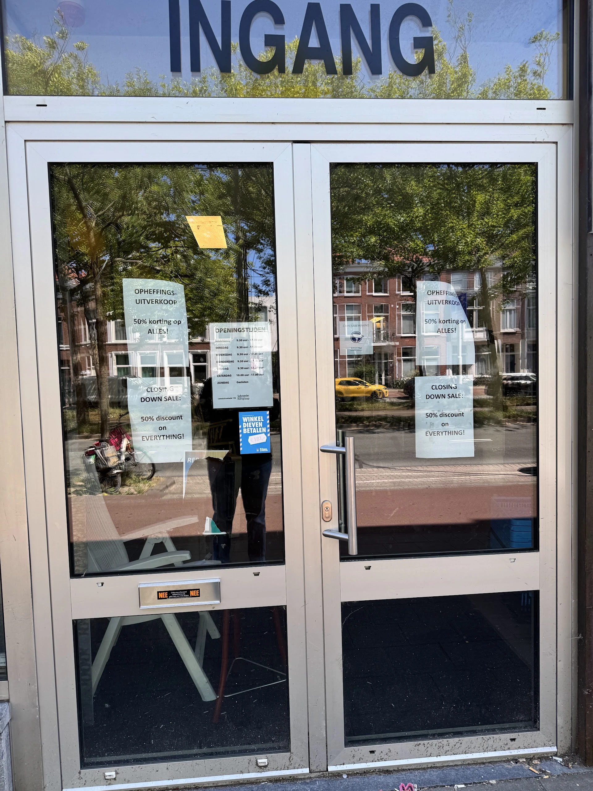 Schroeder Kringloop Loosduinsekade in Den Haag met tweedehands boeken, gereedschappen en huis- en inrichting