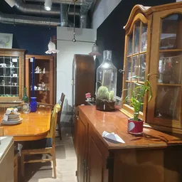 Winkelinterieur met houten meubels, vitrines, planten en decoratie