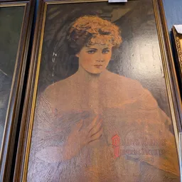 Ingelijst portret van een vrouw met rood krullend haar in een klassieke kunststijl