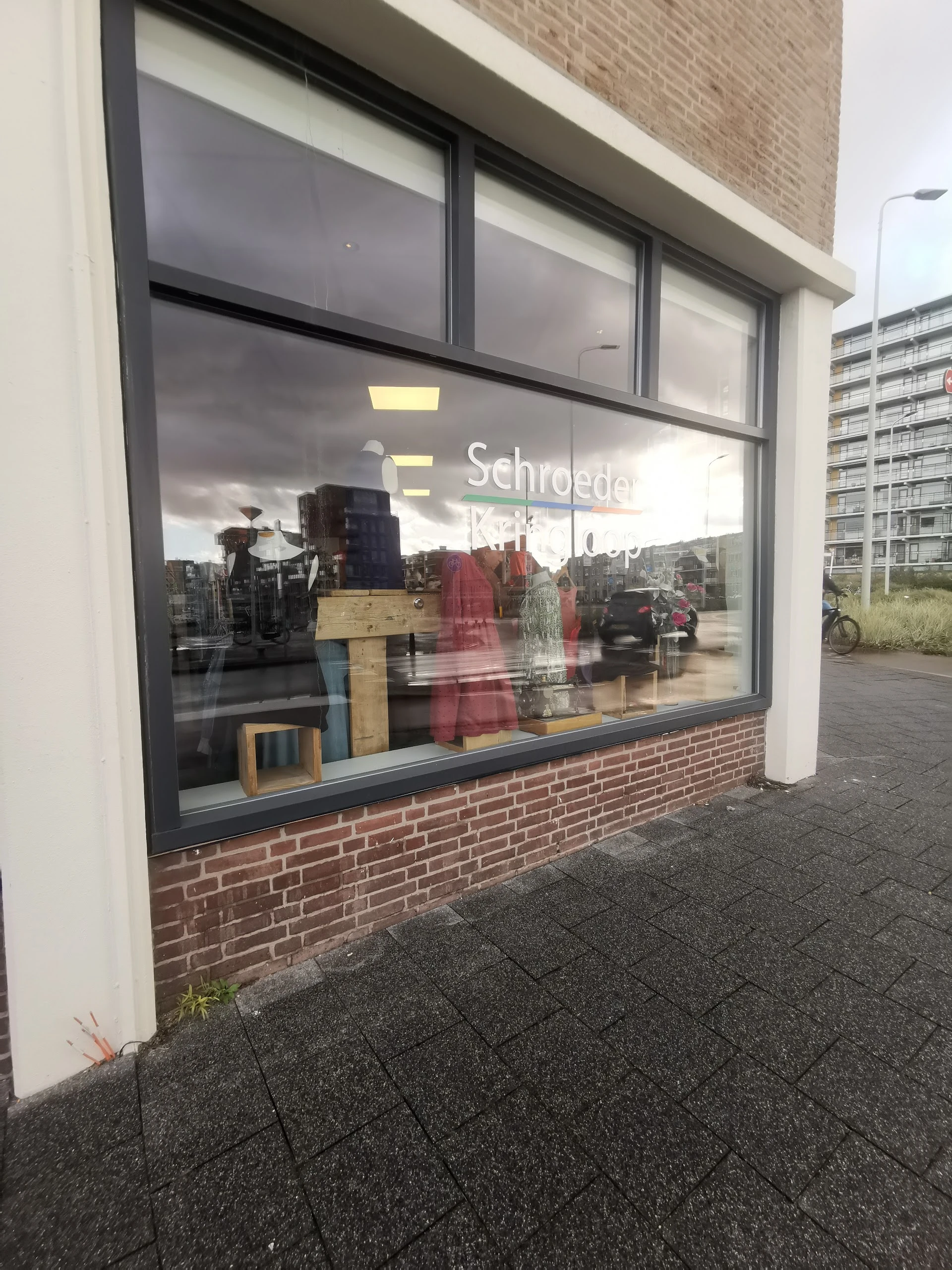 Schroeder Kringloop Westduinweg in Den Haag met tweedehands boeken, gereedschappen en kasten