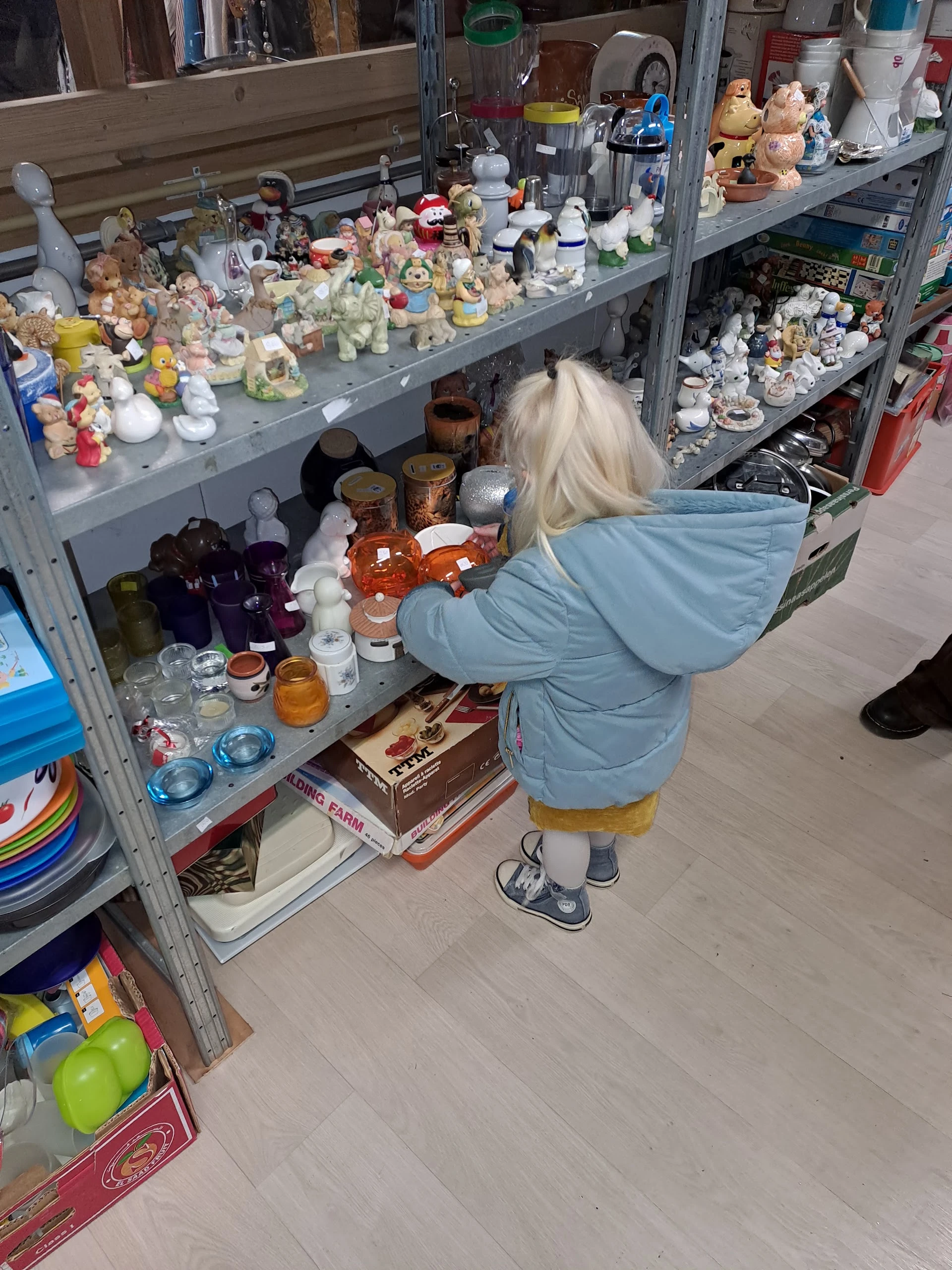 Kringloopwinkel Schuurtje van Vincentius in Zoetermeer met tweedehands audioapparatuur, boeken en gereedschappen